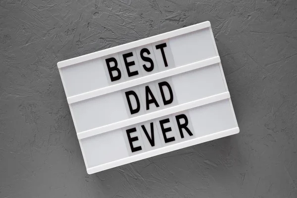 Lightbox a "legjobb apa valaha" szavak több mint szürke felület, felülnézet. — Stock Fotó