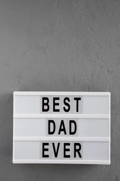 'Best dad ever' palabras en tablero moderno sobre fondo gris, superior —  Fotos de Stock