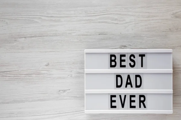 'Best dad ever' palabras en lightbox sobre la superficie de madera blanca, superior — Foto de Stock