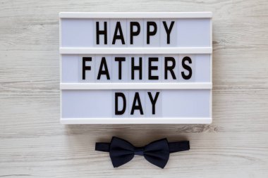 Beyaz ahşap su üzerinde ' mutlu babalar günü ' kelimeleri ile modern tahta