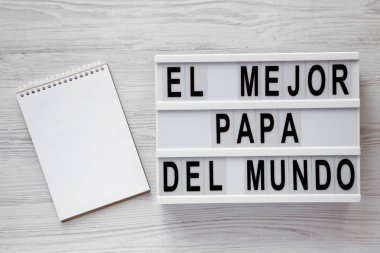 Modern tahtada 'El Mejor Papa Del Mundo' kelimeleri, boş not defteri o