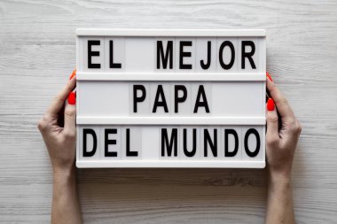Kadın elleri 'El Mejor Papa Del Mundo' sözleriyle lightbox tutun 