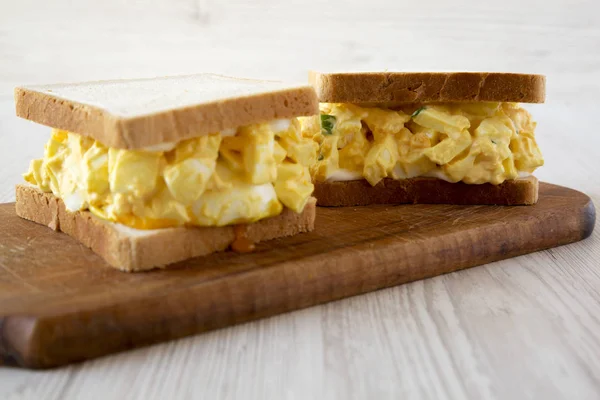 Ahşap tahta üzerinde ev yapımı yumurta salata sandviç, yan görünüm. Selectiv — Stok fotoğraf