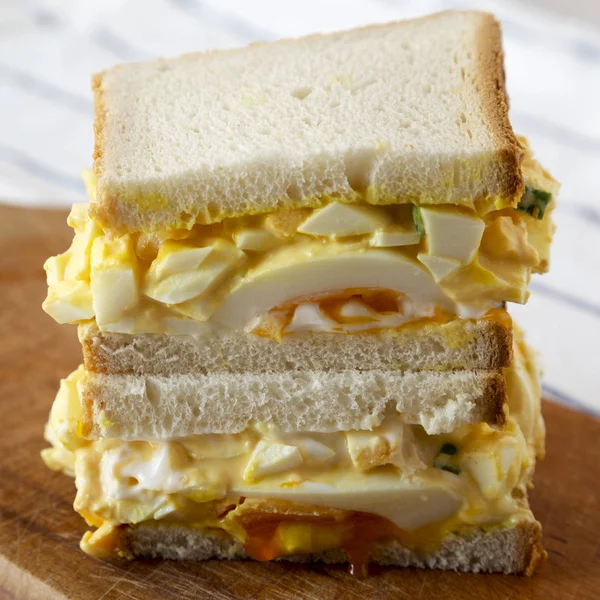 Delizioso sandwich all'uovo fatto in casa su tavola di legno, angolo basso — Foto Stock