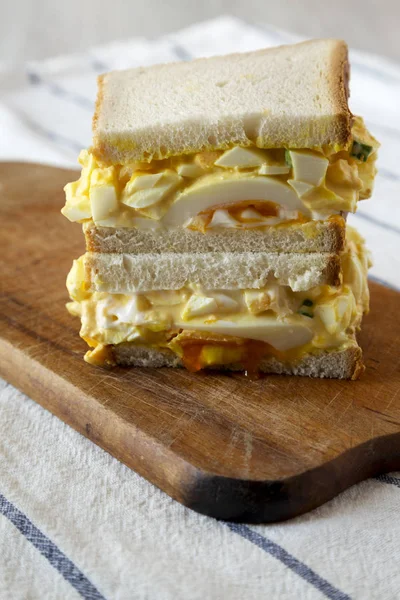 Gustoso panino all'uovo fatto in casa su tavola di legno rustico, lato v — Foto Stock