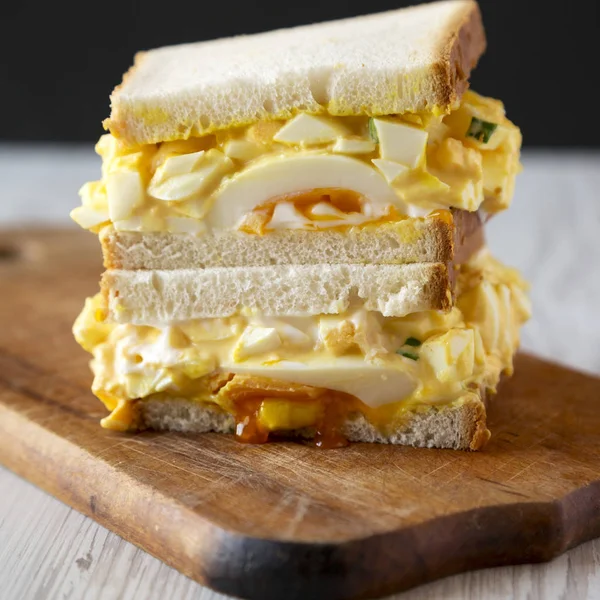 Panino con insalata di uova fatto in casa per colazione su tavola di legno rustico — Foto Stock