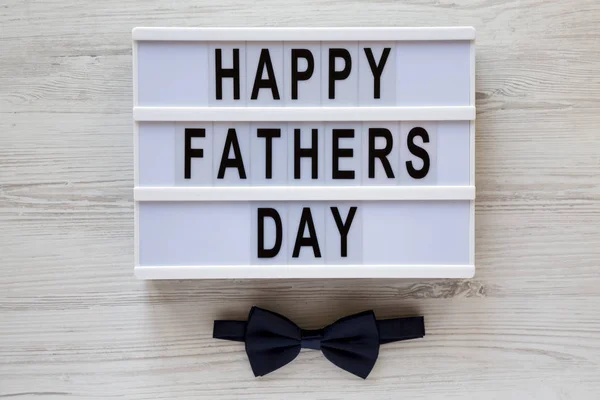 Современная доска с надписью "Happy Fathers Day" на белом деревянном полу — стоковое фото
