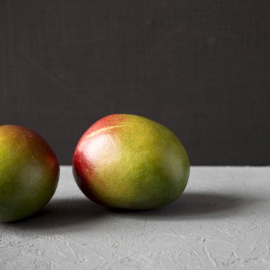 İki renkli tatlı mango, yan görünüm. Closeup.