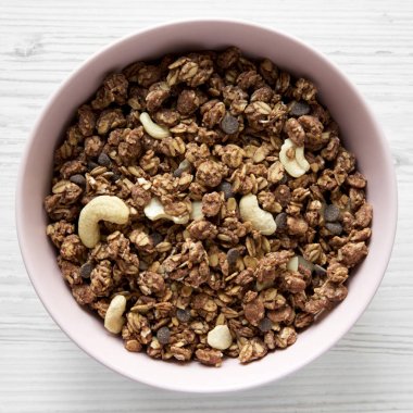 Beyaz w üzerinde pembe bir kasede Fındıklı çikolata ev yapımı granola