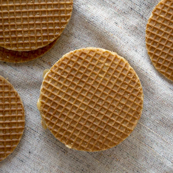 Ízletes házi holland stroopwafels mézes-karamell tölteléket, — Stock Fotó