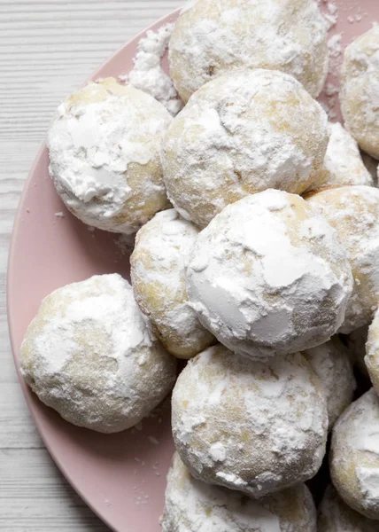 Galletas de boda mexicanas blancas caseras en placa rosa sobre blanco — Foto de Stock