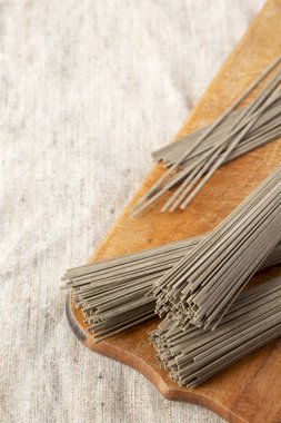 Bez üzerinde rustik ahşap tahta üzerinde kurutulmuş karabuğday soba erişte, lo