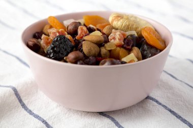 Kurutulmuş meyve ve fındık pembe bir kapta, yan görünüm. Close.