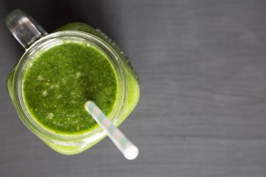 Bir cam kavanozda ıspanak, avokado ve muz ile Yeşil smoothie o