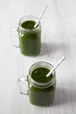 Ispanak, avokado ve muz cam kavanoz ile Yeşil smoothie