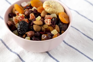 Kurutulmuş meyve ve fındık pembe bir kapta, düşük açı görünümü. Closeup.