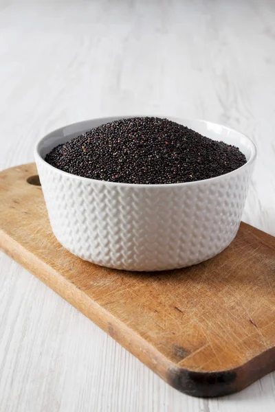 Gluten vrije rauwe biologische zwarte quinoa op rustieke houten plank, sid — Stockfoto
