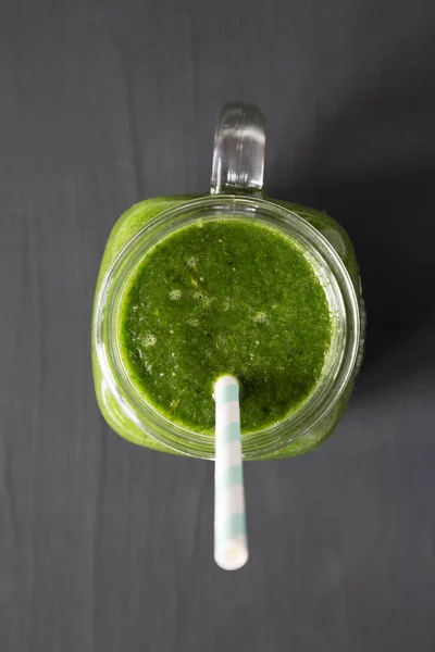 Glazen pot vol groene smoothie met spinazie, avocado en Banan — Stockfoto
