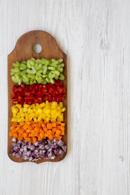 Doğranmış taze sebze (havuç, kereviz, kırmızı soğan, renkli pep
