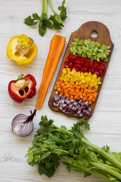 Verduras frescas picadas (zanahoria, apio, cebolla roja, rojo y amarillo) — Foto de Stock