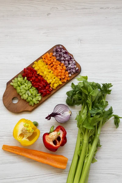 Verduras frescas picadas (zanahoria, apio, cebolla roja, rojo y amarillo) — Foto de Stock