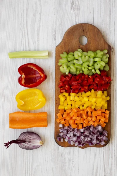 Verduras frescas picadas (zanahoria, apio, cebolla, pimientos de colores — Foto de Stock
