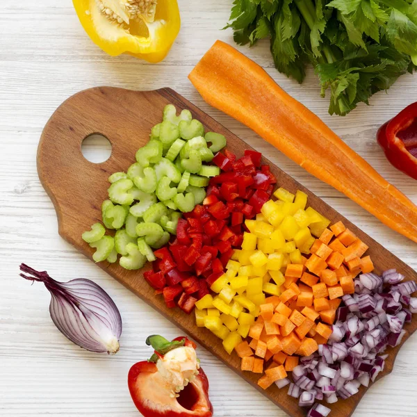 Verduras frescas picadas (zanahoria, apio, cebolla, pimientos de colores — Foto de Stock