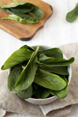 Bir kapta çiğ ıspanak, düşük açı görünümü. Close.