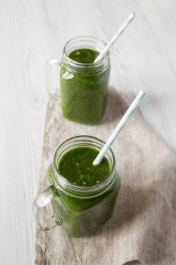 Cam kavanozov avokado, ıspanak ve muz ile Yeşil yüzlü