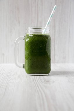 Cam bir kavanozda avokado, ıspanak ve muz ile yeşil yüzlü o