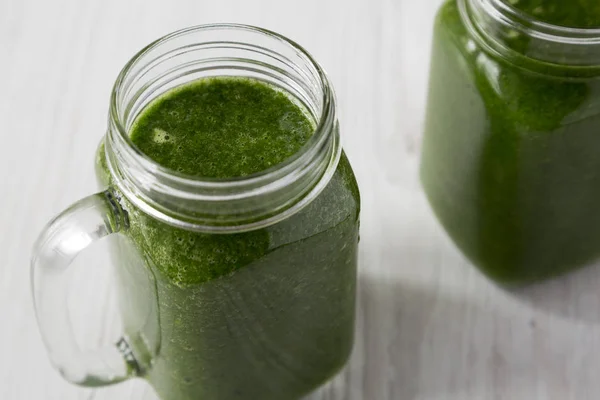 Groene smoothie met avocado, spinazie en banaan in glazen potten OV — Stockfoto