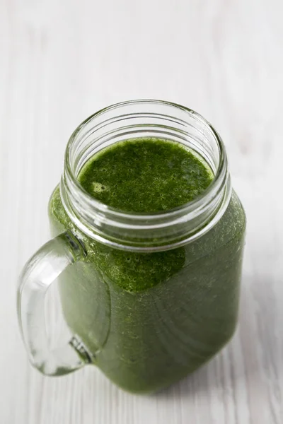 Groene smoothie met avocado, spinazie en banaan in een glazen pot o — Stockfoto