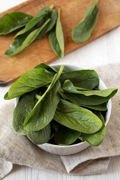 Raw spinach in a bowl, low angle view. Close up. — Stock Photo, Image