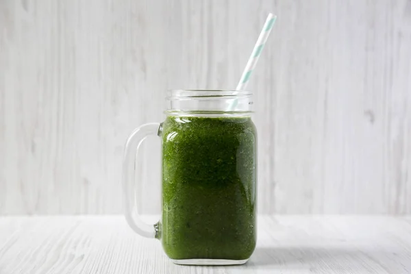 Smoothie vert avec avocat, épinards et banane dans un bocal en verre o — Photo