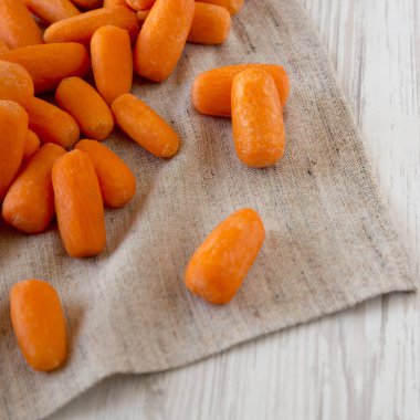 Bez üzerinde lezzetli soyulmuş bebek havuç, yan görünüm. Close.