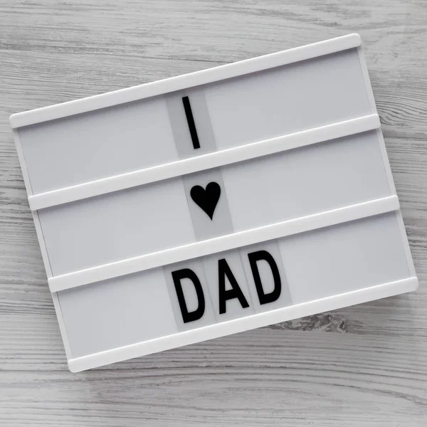 "Kocham tata" słowa na nowoczesnej płycie nad białym drewnianym oświetlenie tła — Zdjęcie stockowe