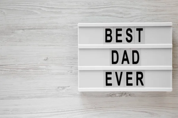 "有史以来最好的爸爸" 的话在现代板子上的白色木制背景 — 图库照片