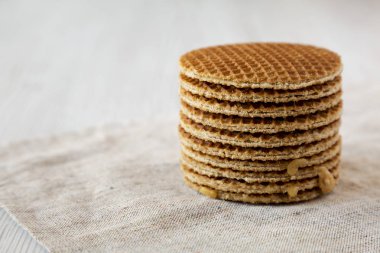 Bal karamel dolum ile ev yapımı Hollandalı stroopwafels yığını 