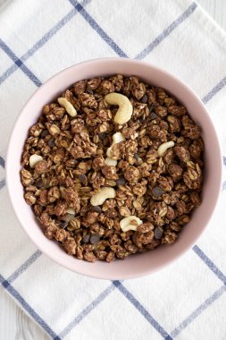Pembe kasede fındıklı ev yapımı çikolatalı granola. F