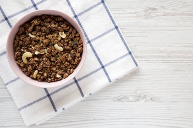 Pembe kasede fındıklı ev yapımı çikolatalı granola. F
