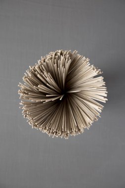 Siyah surfac üzerinde cam bir kavanozda pişmemiş karabuğday soba erişte