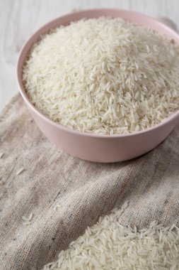 Pembe bir kapta kuru beyaz pirinç basmati, yan görünüm. Closeup.