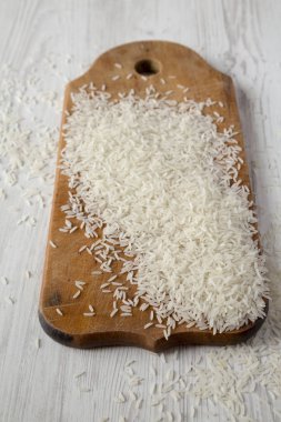 Beyaz ahşap üzerinde rustik ahşap tahta üzerinde kuru beyaz pirinç basmati
