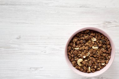 Pembe kasede fındıklı ev yapımı çikolatalı granola. F