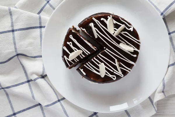 เค้กเชอร์รี่ช็อคโกแลตโฮมเมดบนจานสีขาวท็อปวิว แบน — ภาพถ่ายสต็อก