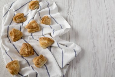 Beyaz ahşap ba üzerinde bez üzerinde ev yapımı süzme peynir bisküvi