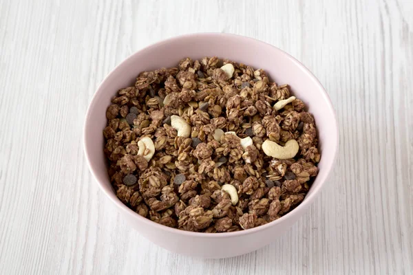 Hemlagad chokladgranola med nötter i rosa skål, sidovy. — Stockfoto