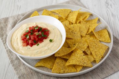 Bir kase, sarı tortilla cips, yan görünüm ev yapımı peynirli daldırma.