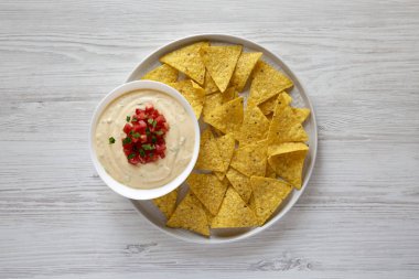 Havai görünüm, bir kase içinde ev yapımı peynirli daldırma, sarı tortilla ch