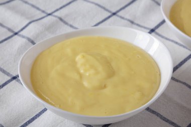 Bir kase içinde ev yapımı vanilyalı muhallebi puding, yan görünüm. Close.